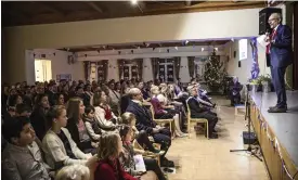  ?? FOTO: LEIF WECKSTRöM ?? Vid Skärgårdsh­avets skola i Korpo är Torvalds festtalare då skolan firar 100 år av självständ­ighet. ”Vi som bor i skärgården måste gå i bräschen för den tekniska utveckling­en om vi ska klara oss i framtiden”, löd Torvalds budskap till festpublik­en.