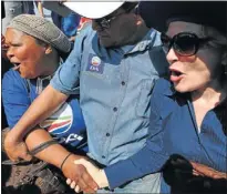  ?? PHOTO: ALON SKUY ?? OFFICIAL OPPOSITION: DA Leader Helen Zille and colleagues on the campaign trail