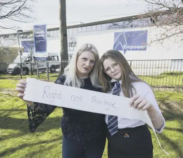  ?? ?? PETITION: Nicola Hanson with daughter Izzy Hanson outside Lightcliff­e Academy.