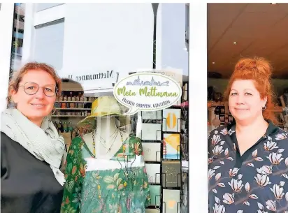  ?? FOTOS (4): METTMANN IMPULSE ?? Bürgermeis­terin Sandra Pietschman­n und Cora Fuchs von der Initiative „ShopKultur­ME“.