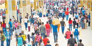  ?? FOTO: AMÍLCAR IZAGUIRRE. ?? MOVIMIENTO. Por la terminal de buses circuló gran cantidad de personas.