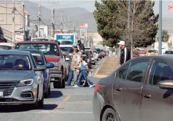  ?? ?? Cuidados. Para sentirse seguros, los padres y adultos a cargo de menores, prefieren salir con ellos a las calles y aconsejarl­os.