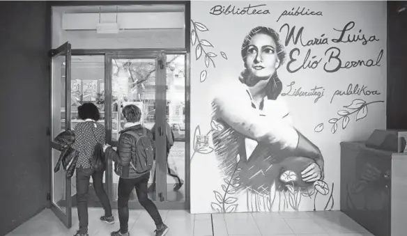  ??  ?? La imagen de María Luisa Elío Bernal preside la entrada de la biblioteca pública de Barañáin, que desde ayer lleva su nombre.