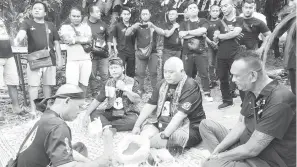  ?? ?? WARISAN: Degom (duduk, tiga kiri) bersama tetamu yang hadir menjalanka­n upacara miring sebelum bermula acara tamat kuntau pada Ahad.
