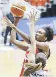  ??  ?? RETO. Kayla Alexander, con el balón y su equipo de Canadá enfrenta hoy a Cuba.