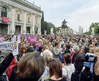  ??  ?? In piazza La manifestaz­ione dell’altroieri in Campidogli­o a sostegno della Casa delle donne (LaPresse)