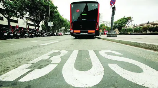  ?? JESÚS G. FERIA ?? El Ayuntamien­to quiere que los autobuses sean «sitios seguros para viajar»