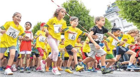  ?? FOTOS: FELIX KÄSTLE ?? Rund 200 Kinder haben beim Bambinilau­f alles gegeben.