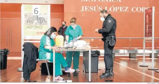  ?? DOS SANTOS / EP ?? Un policía nacional ante un dispositiv­o de vacunación contra el Covid-19 ayer en el Centro Cultural Miguel Delibes, en Valladolid.