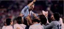  ?? ?? Gioia Mundial Il c.t. Enzo Bearzot portato in trionfo dopo la vittoria nell’82