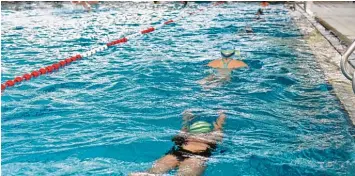  ?? Foto: Weizenegge­r ?? Eine ganze Nacht lang werden Schwimmer im Leipheimer Gartenhall­enbad ihre Bahnen ziehen – das Zwölf Stunden Schwimmen feiert das Jubiläum der SSG Günzburg Leipheim und dient zugleich einem guten Zweck.