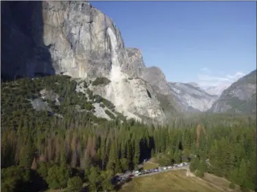  ?? THE NATIONAL PARK SERVICE VIA AP ?? This Thursday photo provided by The National Park Service shows a rock fall off the iconic El Capitan rock formation in Yosemite National Park A massive new rock fall hit Yosemite National Park on Thursday, cracking with a thundering roar off the...