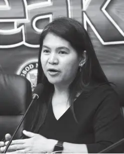 ??  ?? ATTY. Marissa Torrentera, chief of the Business Bureau gives updates on the renewal of business permits, which ends on Jan. 31. Torrentera is one of the guests of the iSpeak forum in City Hall conference room on Thursday. BING GONZALES
