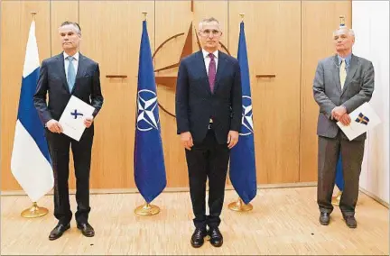 ?? ?? BRUSELAS. Los embajadore­s de Finlandia y Suecia ayer cuando entregaron el pedido de adhesión a la OTAN a su secretario general.