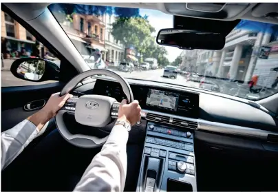  ?? FOTO: ZACHARIE SCHEURER/DPA-TMN ?? Sprachassi­stenten im Auto erhöhen die Sicherheit dank Steuerung ohne Blick aufs Display.