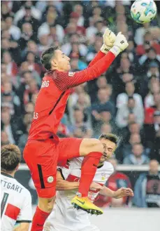  ?? FOTO: IMAGO ?? Schon das Hinsehen schmerzt: Koen Casteels springt in VfB-Kapitän Christian Gentner, der zahlreiche Brüche im Gesicht erleidet.