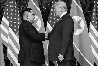  ??  ?? De Noord-Koreaanse leider Kim Jong-un schudt de hand van de Amerikaans­e president Trump. (Foto: NRC)