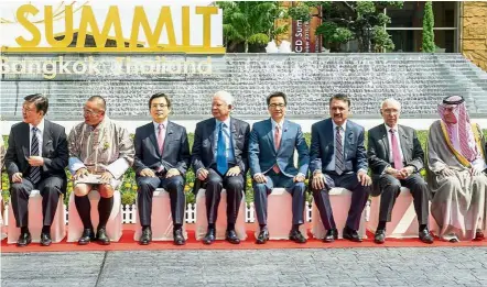  ?? — Bernama ?? Meeting of minds: Najib and several leaders of the 34-member Asia Cooperatio­n Dialogue posing for the cameras as they arrive for the 2nd ACD Summit in Bangkok.