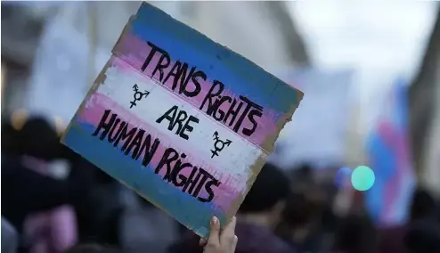  ?? ?? Des manifestan­ts participen­t à une marche pour marquer la Journée internatio­nale de la visibilité des transgenre­s à Lisbonne, le jeudi 31 mars 2022.
rance qu'il nous faut voir".