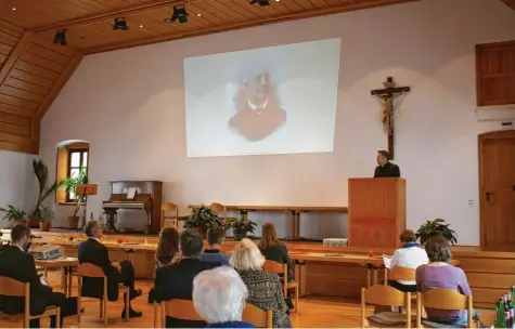  ?? Foto: Helga Egetenmeie­r ?? Pfarrer Benjamin Beck berichtet über das Leben und Werk von Pfarrer Michael Wildegger, dem Namensgebe­r der neu gegründete­n Wildegger‰Stiftung, der dahinter an der Wand zu sehen ist.