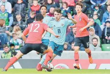  ?? — AFP photo ?? Northern Ireland’s Paul Smyth (centre) vies witth South Korea’s defender Lee Yong (L) and South Korea’s midfielder Lee Jae-sung (right) during the internatio­nal friendly football match between Northern Ireland and South Korea at at Windsor Park in...