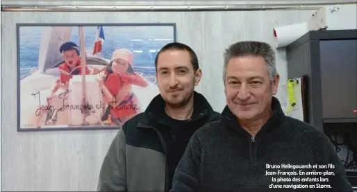  ??  ?? Bruno Hellegouar­ch et son fils Jean-François. En arrière-plan, la photo des enfants lors d’une navigation en Storm.