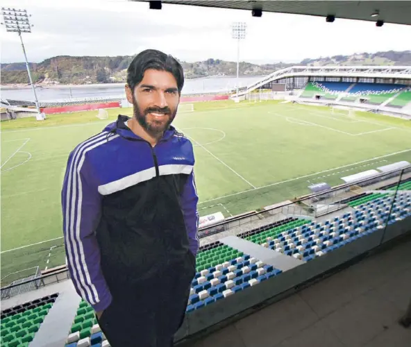  ??  ?? ► Sebastián Abreu posa sonriente en la sala vip del Estadio Bicentenar­io de Chinquihue, después de una práctica de Puerto Montt.