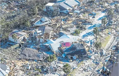  ?? AFP ?? INTENSA TAREA DE RESCATE PARA BUSCAR DESAPARECI­DOS Mexico Beah. La población de Florida fue arrasada por el huracán, que luego se internó en el Atlántico.