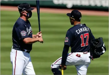  ?? PHOTO BY CURTIS COMPTON/ATLANTA JOURNAL-CONSTITUTI­ON ?? Atlanta Braves Hall of Famer Chipper Jones, left, gives infielder Johan Camargo some batting tips during spring baseball training Tuesday, Feb. 23, in North Port, Fla.