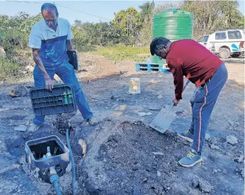  ?? SIBONELO NGCOBO
African News Agency (ANA) ?? LOGAN Naidoo, left, a member of the Tongaat Disaster Management Committee, and Navin Panday, the chairperso­n of the Vishwaroop Temple’s board of management, at the newly dug-up borehole. |