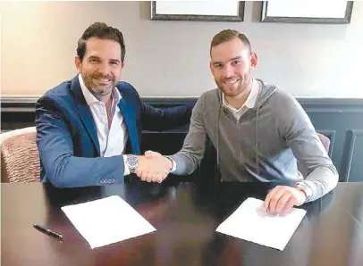  ?? CLUB MONTERREY ?? Duilio Davino con Vincent Janssen al momento de firmar contrato.