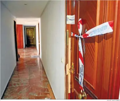  ?? FOTOS: PEP GÓMEZ ?? Puerta precintada del domicilio en Benalmáden­a donde ocurrió el suceso.