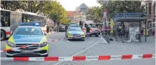  ?? FOTO: BERND ADLER ?? Großeinsat­z in der Ravensburg­er Innenstadt: Polizei und Krankenwag­en nach der Tat am Freitagnac­hmittag auf dem Marienplat­z.