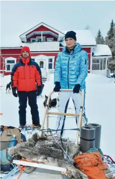  ?? Foto: Dirk Bartling, ZDF ?? Maria Höfl-Riesch spielt in der neuen Folge des ZDF-„Traumschif­f“die Hundeschli­ttenführer­in Pekka Nilson, an ihrer Seite „Traumschif­f“-Kapitän Max Parger (Florian Silbereise­n).