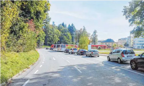  ?? FOTO: BEE ?? Langer Rückstau bei geschlosse­nen Schranken: Der Wangener B-32-Bahnüberga­ng, wie man ihn kennt.