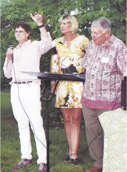  ?? BY ALEX SHARP VIII ?? Steph Ritter (left) speaks during a presentati­on at CCLC’s summer garden party surrounded by “Fab Five” member Kay Miller and John Bourgeois.