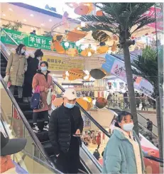  ??  ?? Masken tragen immer noch alle, aber in den Einkaufsze­ntren in Wuhan kehrt immer mehr Normalität ein.