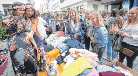  ?? FOTO: THOMAS WARNACK ?? An den Ständen kam der Spaß nicht zu kurz.