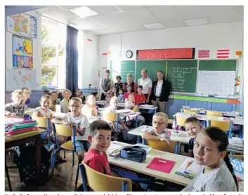  ??  ?? Nathalie Panassié et deux adjoints ont visité le collège et, notamment, la classe de Mme Renault refaite pour la rentrée.