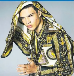  ?? VERSACE/S. MEISEL ?? Noah Brown ist als Männermode­l gefragt: Labels wie Versace ... Weitere Fotos und Video von Noah Brown siehst du auf 20minuten.ch