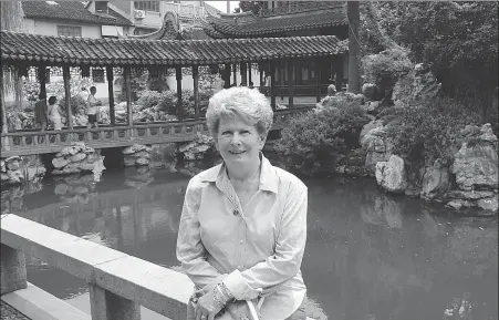  ?? PROVIDED TO CHINA DAILY ?? Katherine Whitman at Yu Garden in Shanghai during a trip to China. As an educator, she has made more than 100 trips to China over the past three decades.