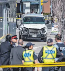  ?? FOTO: DPA ?? Mit einem Lieferwage­n lenkte der Fahrer auf der Yonge Street in Toronto auf einen Gehweg und erfasste mehrere Menschen. Etwa zweieinhal­b Kilometer legte er mit hoher Geschwindi­gkeit zurück.