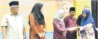  ??  ?? BERSAMA: Nancy bersama Awla ketika menyampaik­an sijil penyertaan kepada salah seorang peserta Kursus Pra-Perkahwina­n Daerah Simunjan.