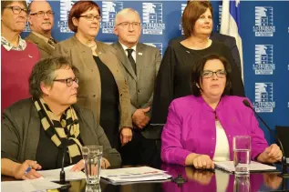  ?? PHOTO COURTOISIE ?? La présidente de la Fédération des comités de parents du Québec, Corinne Payne (à droite), affirme qu’il s’agirait d’une solution à court terme à la loi.