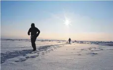  ??  ?? Manche Sportler finden es cool, am Nordpol einen Marathon zu laufen.