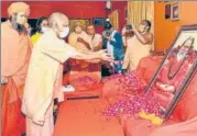  ?? PTI ?? Uttar Pradesh chief minister Yogi Adityanath pays tribute to Narendra Giri in Prayagraj on Tuesday.