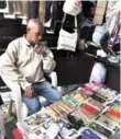  ??  ?? Juan Corniel, vendedor de artículos para celulares en la avenida Duarte.