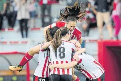  ?? FOTO: JUAN ECHEVERRÍA ?? Triunfo sufrido Las jugadoras rojiblanca­s no lo tuvieron fácil frente a la Real en Lezama, a pesar de la ventaja de la ida