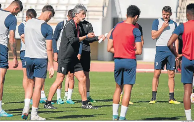  ?? SAN FERNANDO CD ?? Pablo Alfaro se dirige a sus jugadores en uno de los entrenamie­ntos realizados esta semana.