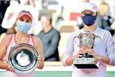  ??  ?? French Open winner Iga Swiatek (right) and runner-up Sofia Kenin